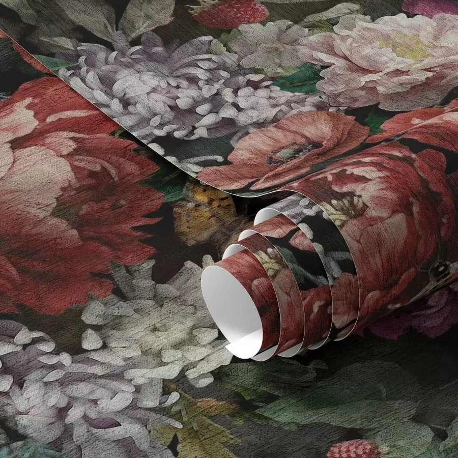 Fototapet Tmavé dramatické pivoňky, bobule a motýl na černém pozadí a00862