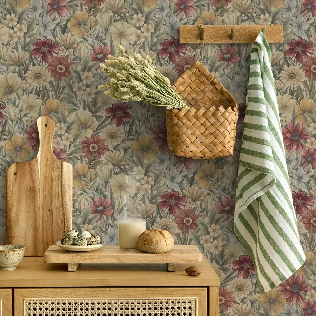 Tapety Vintage louka kvete v teplých odstínech žluté, červené a šalvějové barvy. a00906