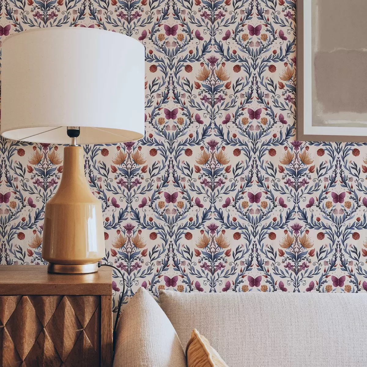 Tapety Květinový damašek s motýly na jemně broskvovém pozadí a00926