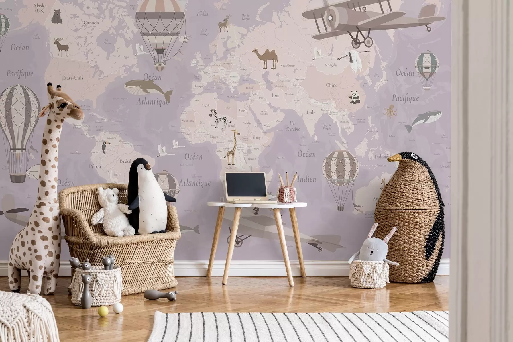Fototapet Světová mapa pro děti se zvířaty, letadly a horkovzdušnými balóny. Francouzský jazyk. Fialová barva. c00003frv4