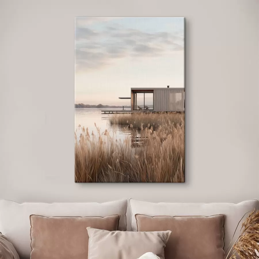 Obraz Moderní chata u jezera mezi rákosím v měkkém soumraku Č. s46513