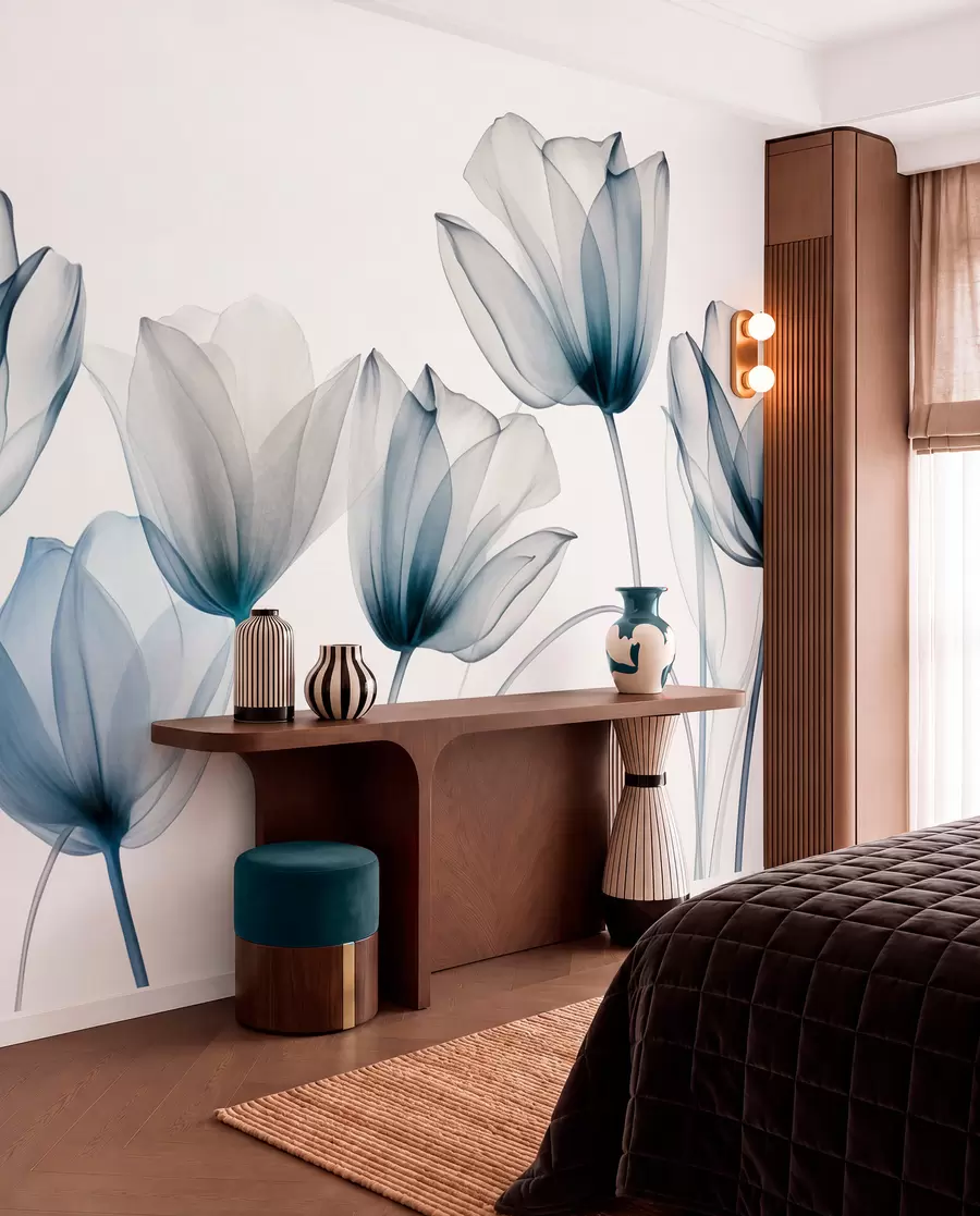 Fototapet Průsvitné modré a bílé tulipány s dlouhými stonky na světlém pozadí, jemné a strukturované květinové umění w09538