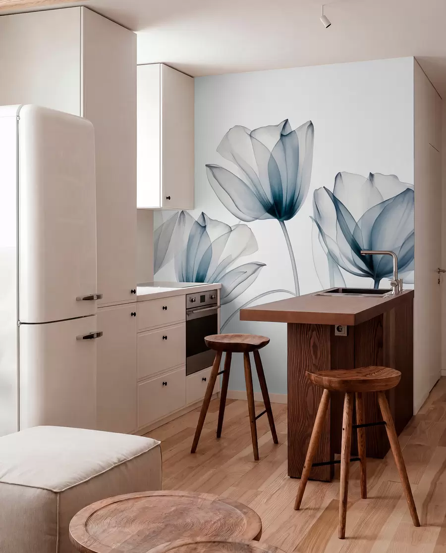 Fototapet Průsvitné modré a bílé tulipány s dlouhými stonky na světlém pozadí, jemné a strukturované květinové umění w09538