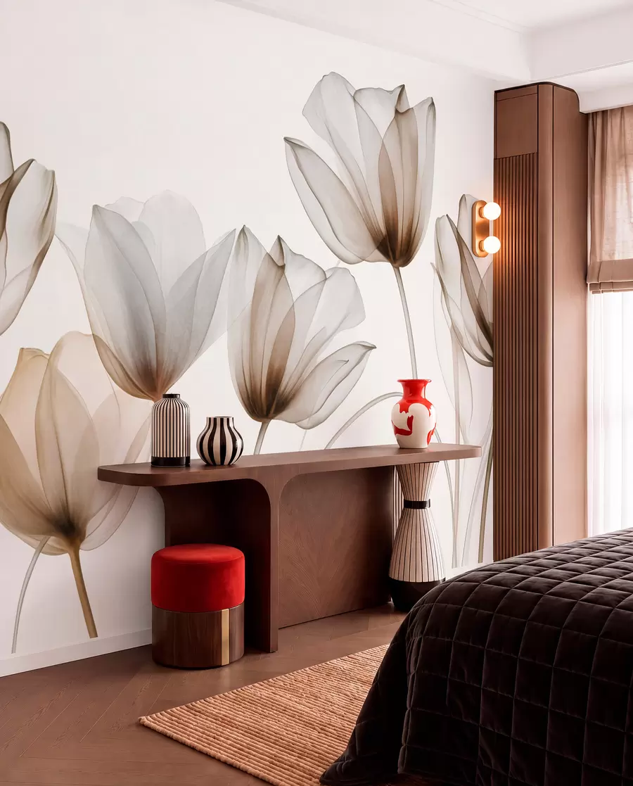 Fototapet Průsvitné hnědé a bílé tulipány s dlouhými stonky na světlém pozadí, jemné a strukturované květinové umění w09538v1
