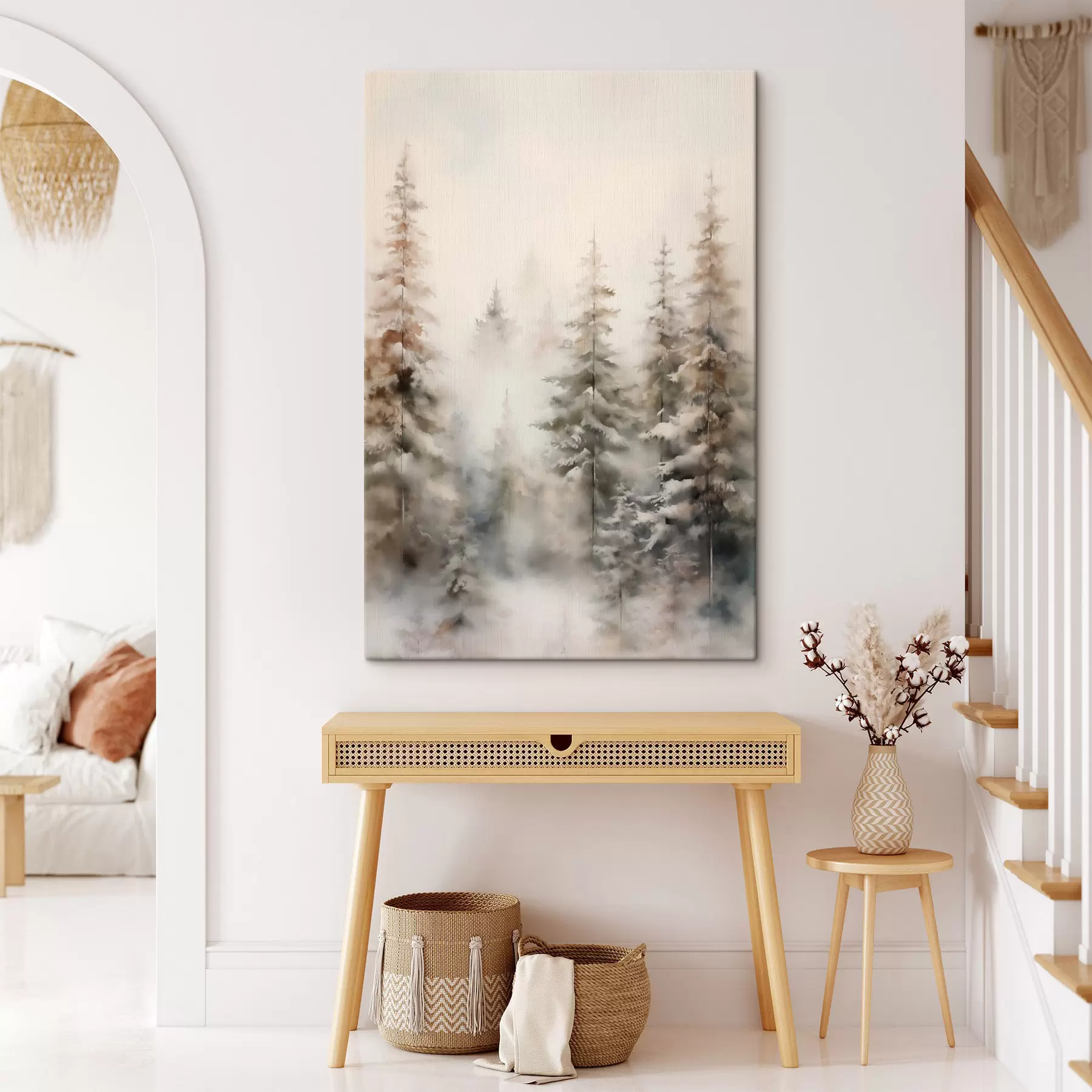Obraz Vysoké borovice pokryté sněhem, stojící v zamlženém lese, jemná, tlumená zimní scéna Č. s46701