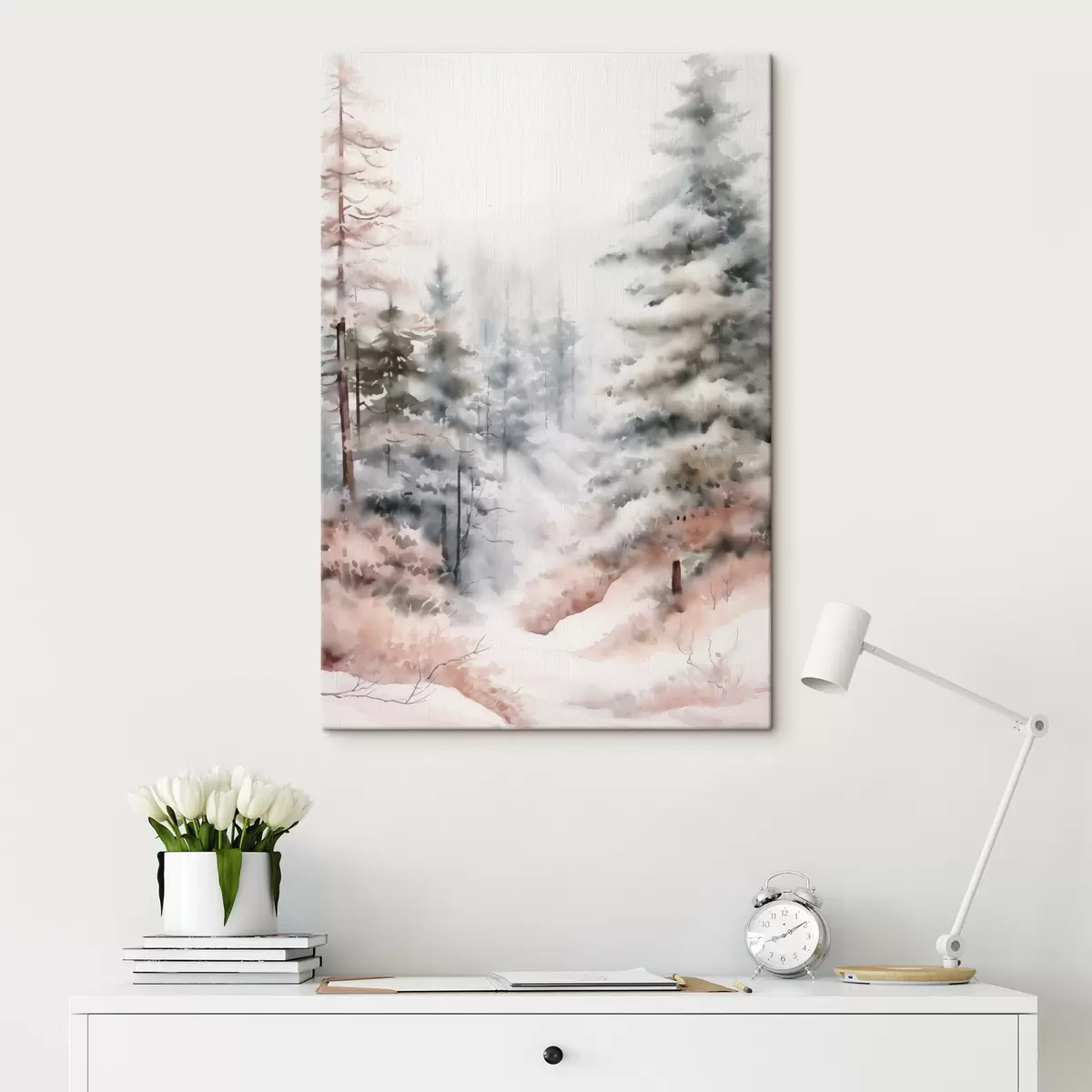 Obraz Vysoké borovice pokryté sněhem, stojící v zamlženém lese, jemná, tlumená zimní scéna Č. s46702