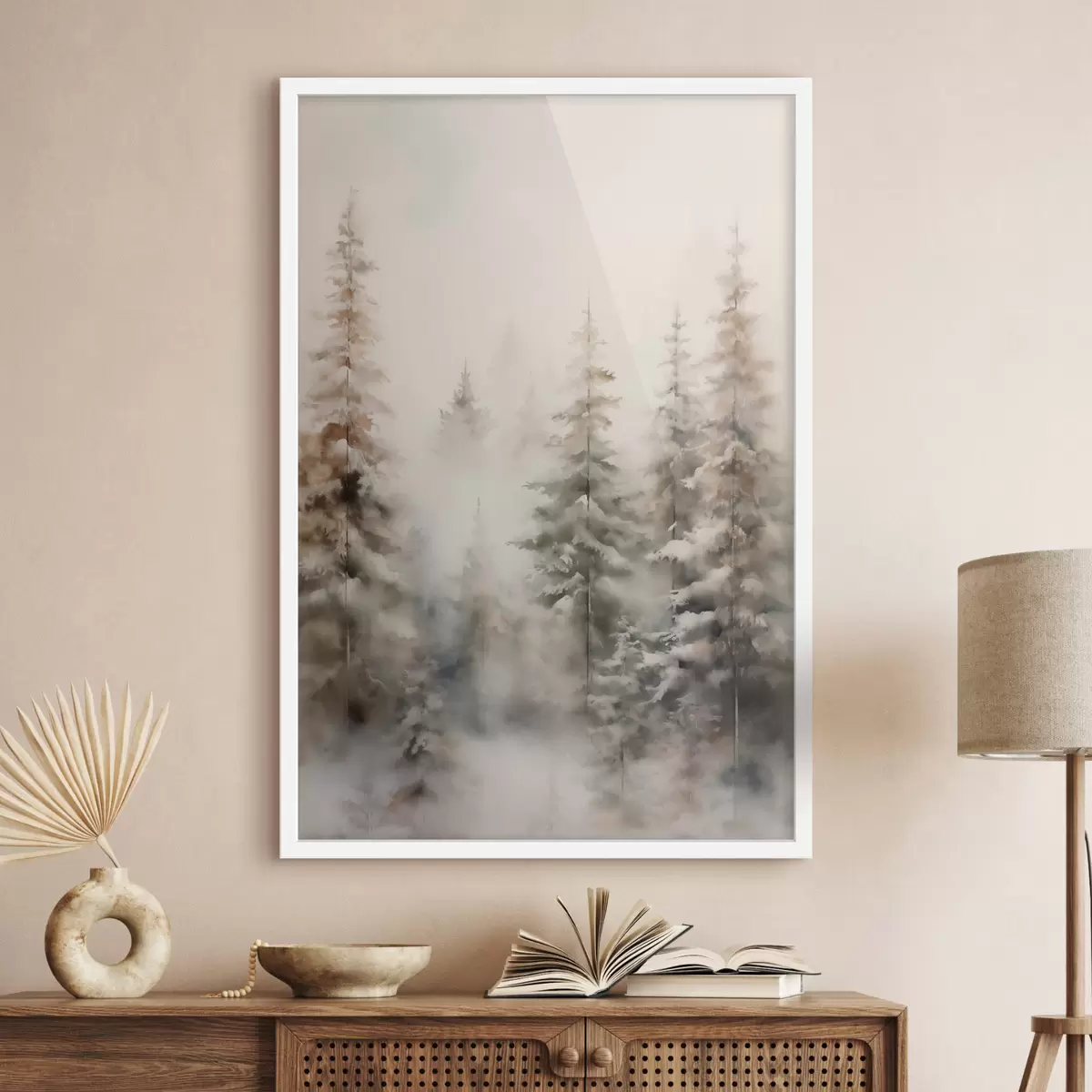 Poster Vysoké borovice pokryté sněhem, stojící v zamlženém lese, jemná, tlumená zimní scéna f46701