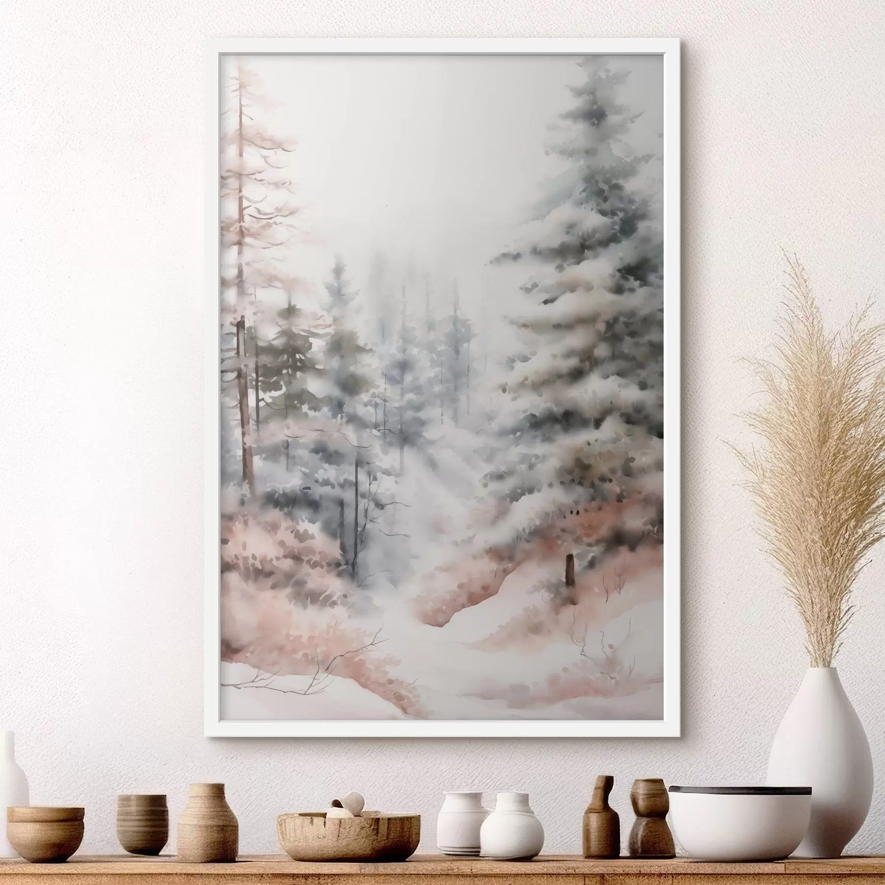 Fototapet Vysoké borovice pokryté sněhem, stojící v zamlženém lese, jemná, tlumená zimní scéna f46702