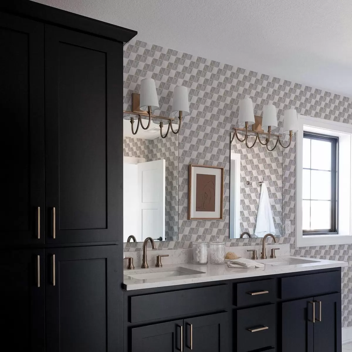 Tapety Trojúhelníky s texturovanými vložkami, směs lila a šedé barvy a00917