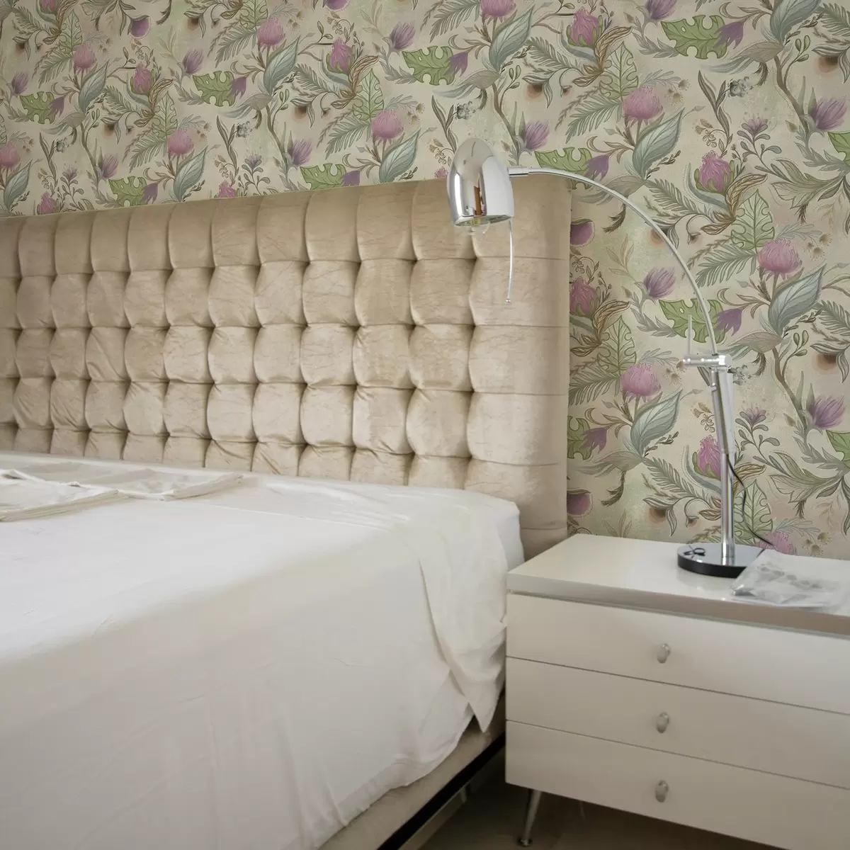 Tapety Lilové pupeny a jemná zeleň na krémovém pozadí a00930v2