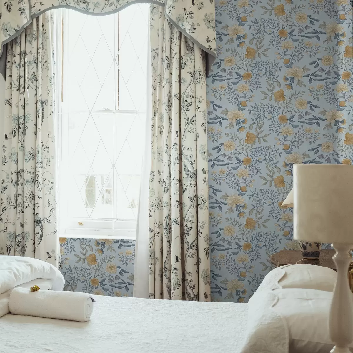 Tapety Žluté a modré květy s listy na nebesky modrém pozadí a00934