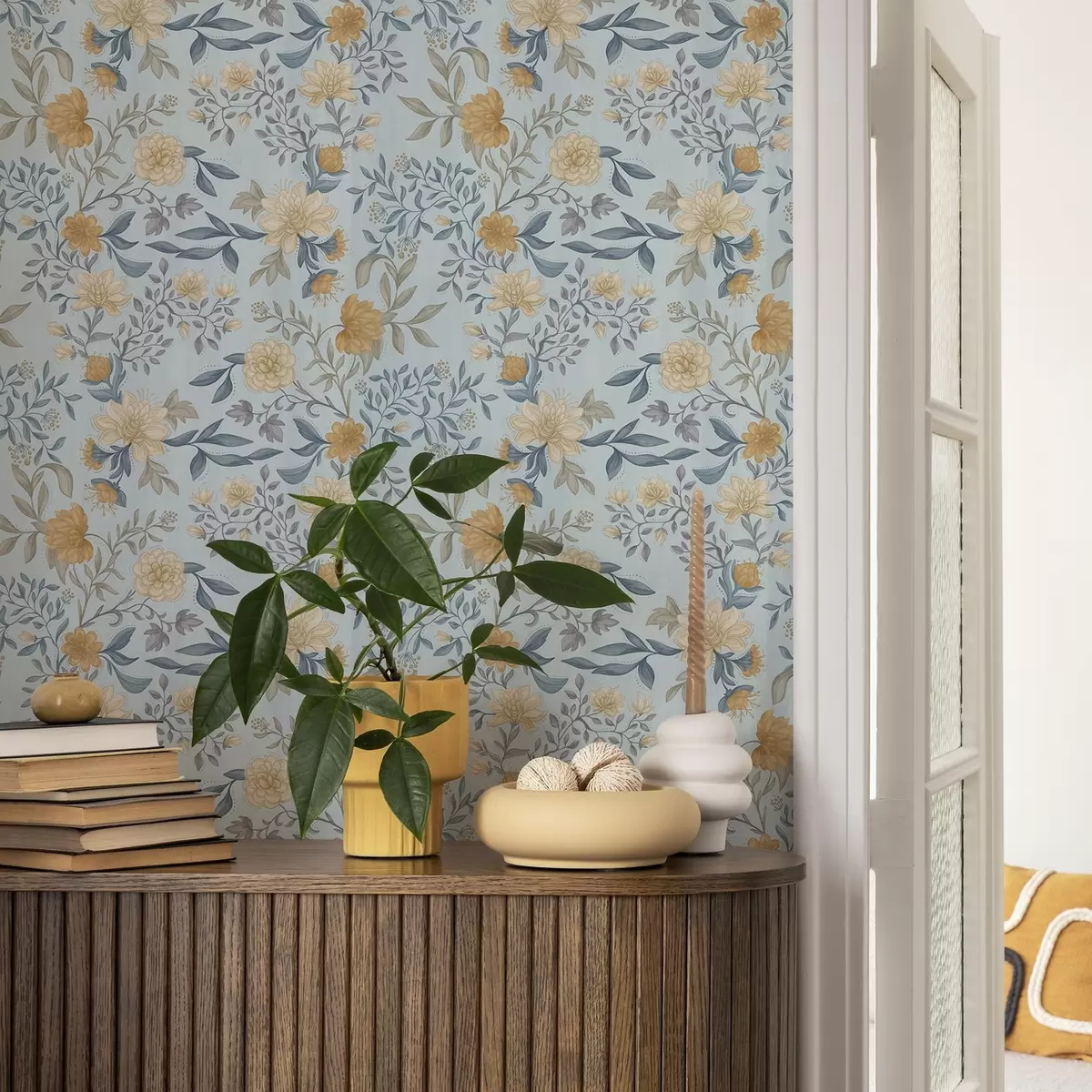 Tapety Žluté a modré květy s listy na nebesky modrém pozadí a00934