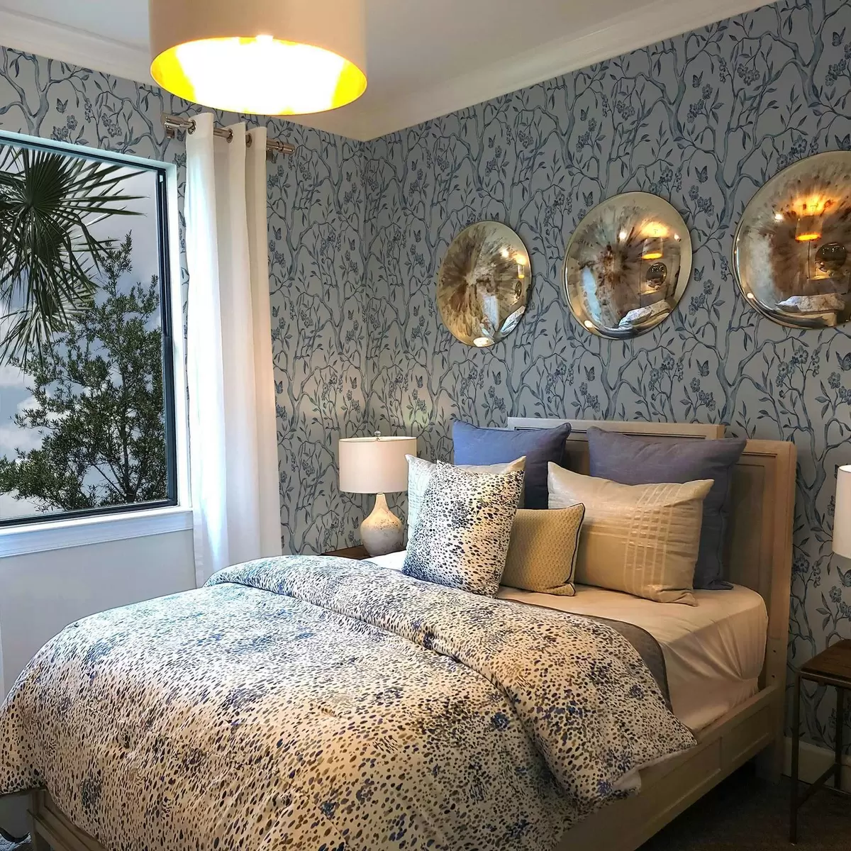 Tapety Akvarelové modré větve s květinami a motýly na světlém pozadí a00951