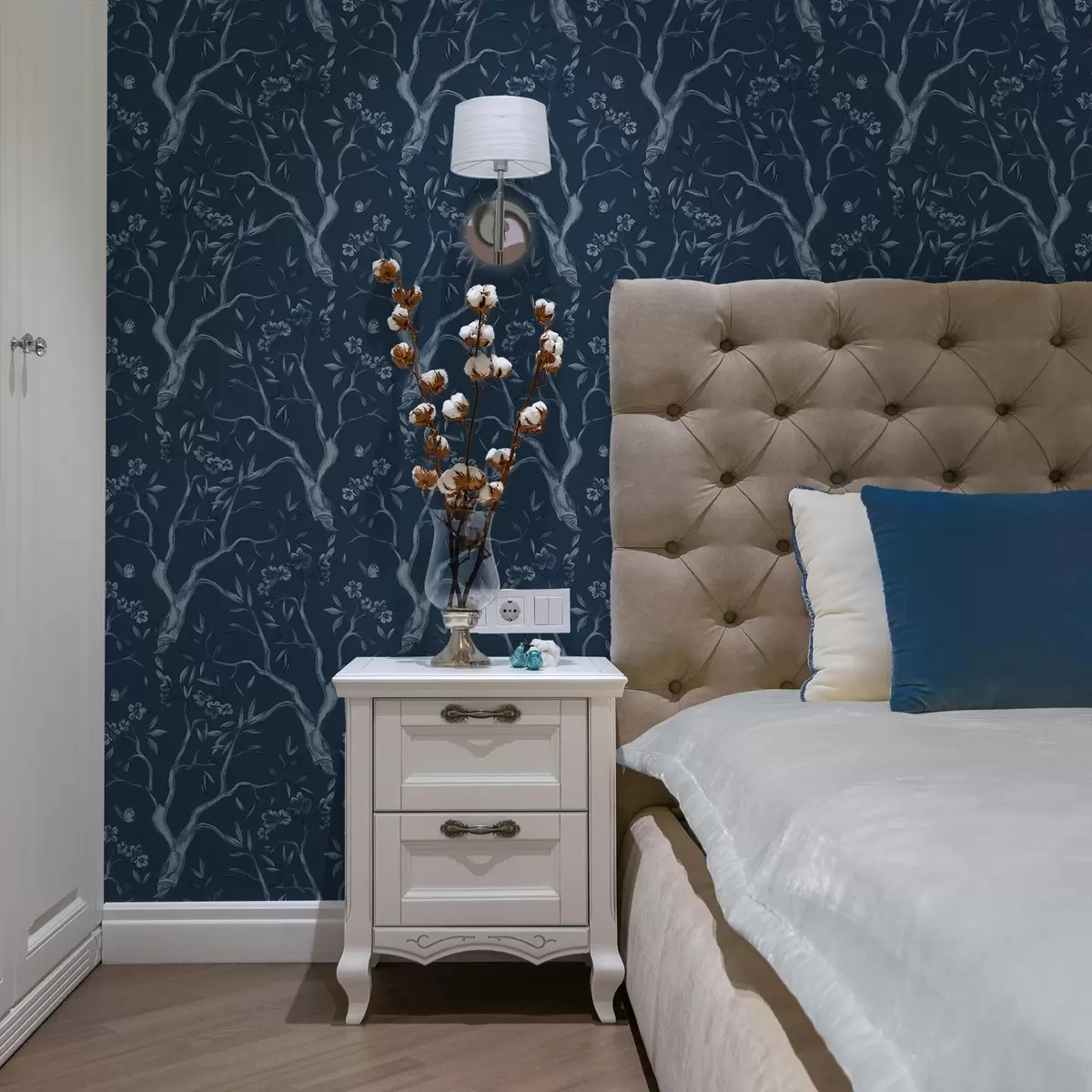 Tapety Modré kvetoucí větve s motýly na tmavém pozadí a00951v1