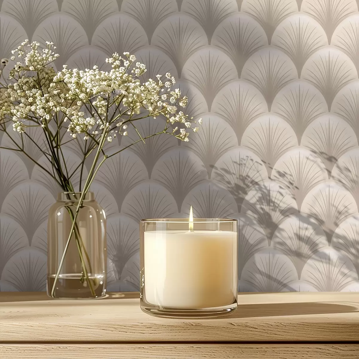 Tapety Béžové vějířovité oblouky s jemnými paprsky na světlém pozadí a00978