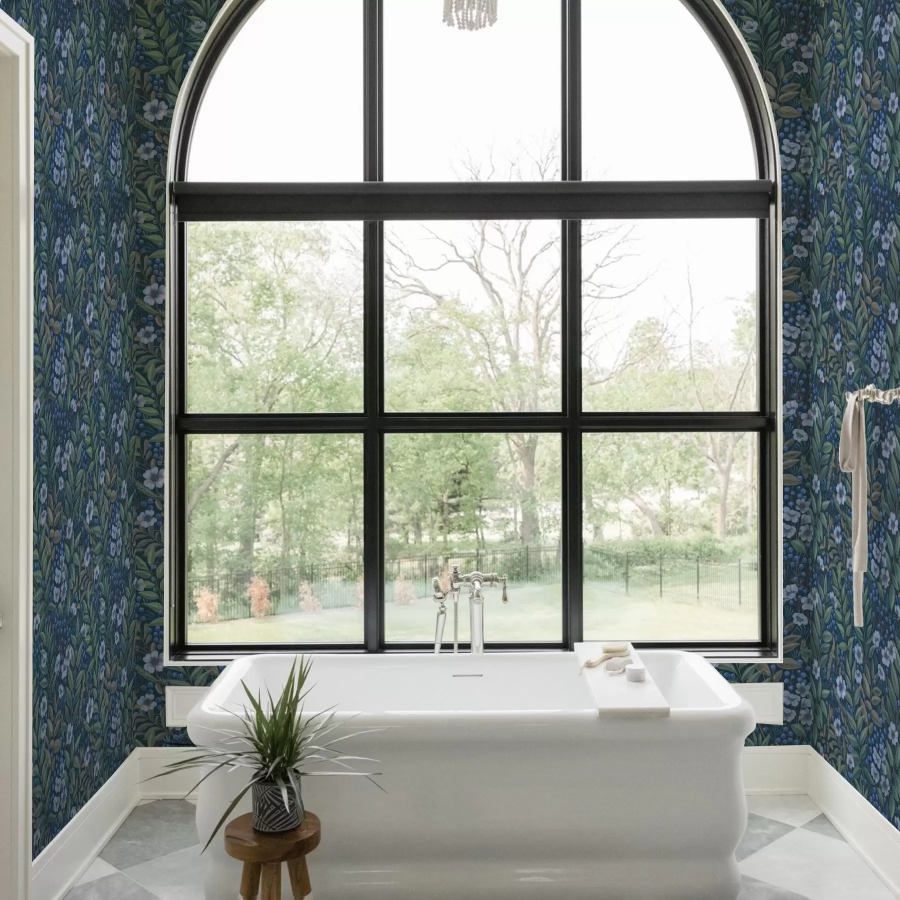 Fototapet Půlnočně modré bobule a bílé květy v hustém olistění a00994