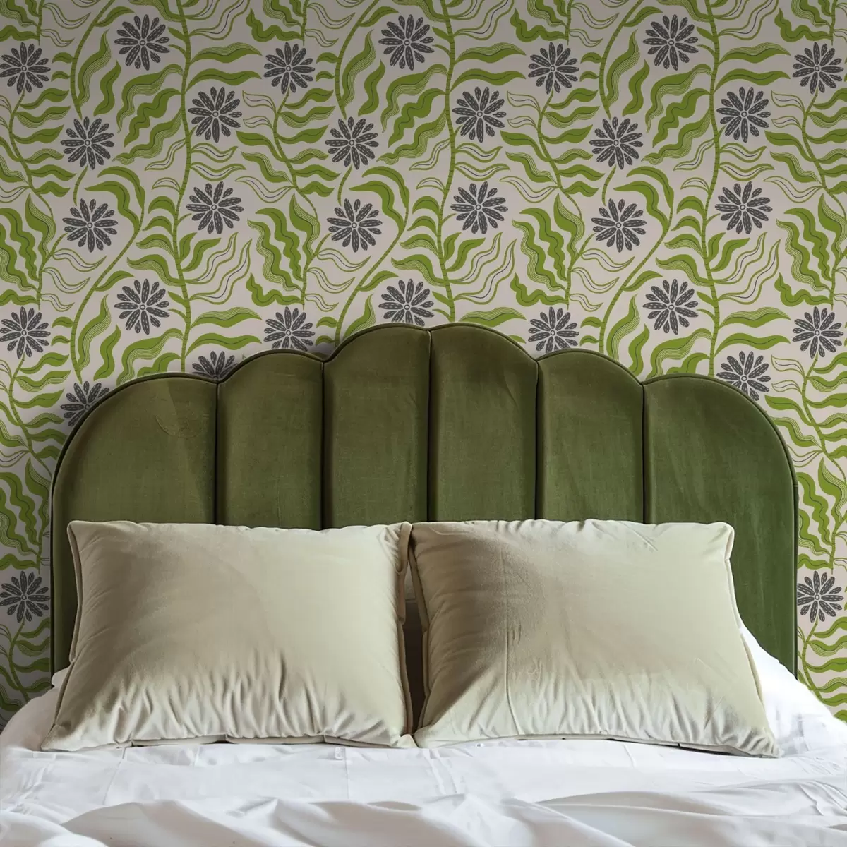 Tapety Hravé zelené sedmikrásky s vlnitými listy na krémovém pozadí a00998