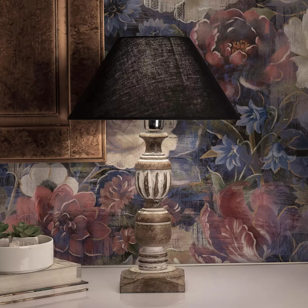 Tapety Malířská kytice velkých květů na tmavě indigovém pozadí a01021