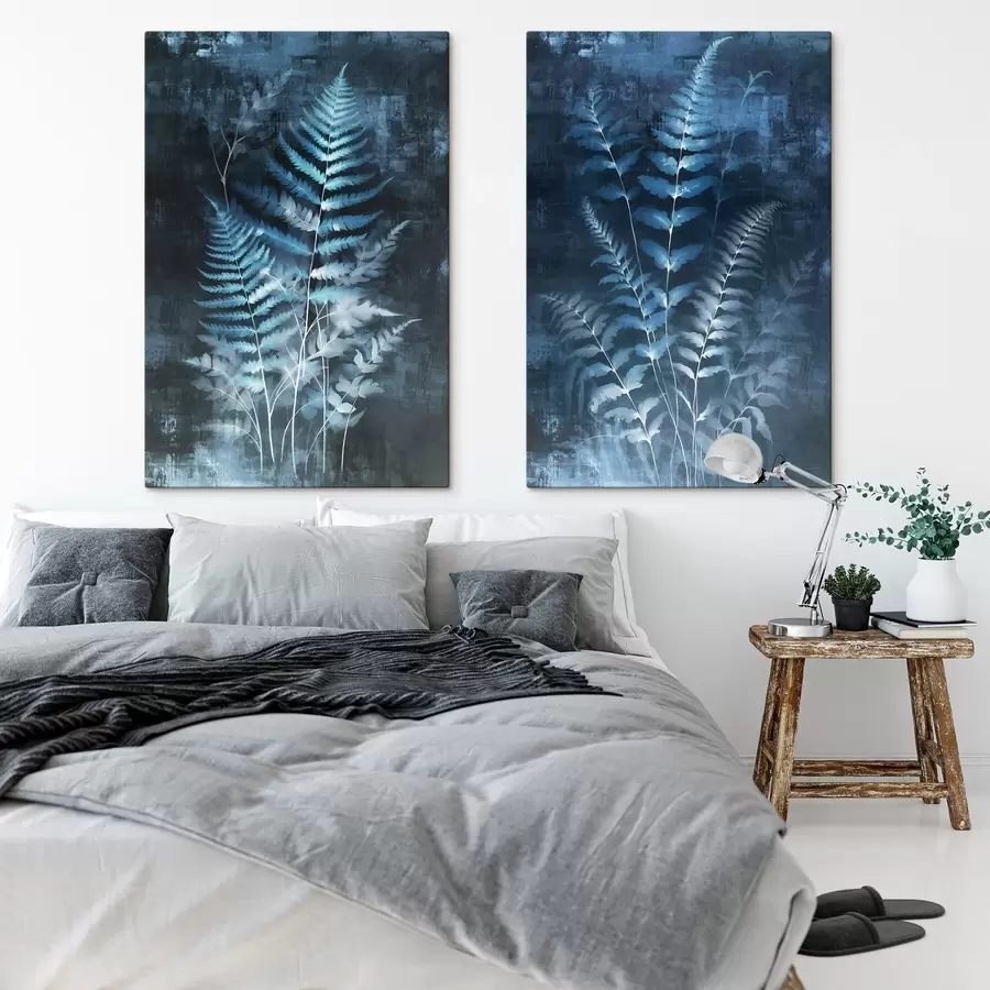 Obraz Modré kapradiny a rostliny na tmavém, strukturovaném pozadí, s důrazem na složité detaily, rentgenový efekt Č. m01121