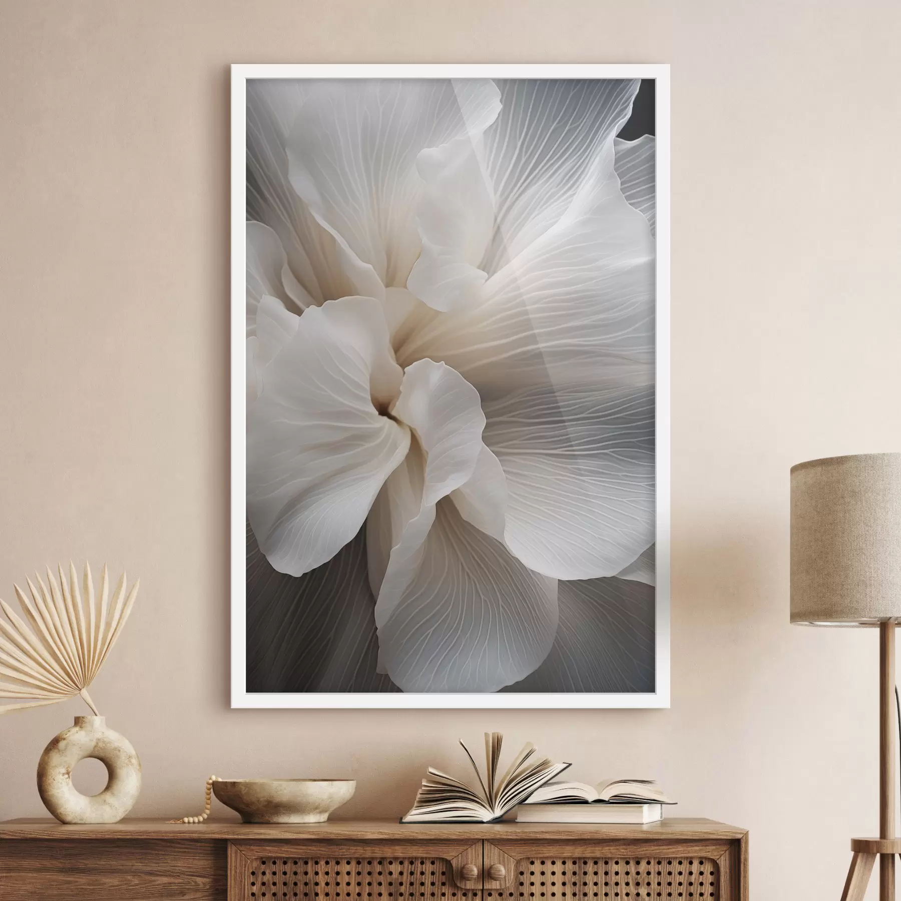 Fototapet Detailní záběr jemných abstraktních bílých okvětních lístků s komplikovanými liniemi a rozmazaným tmavým pozadím f47018