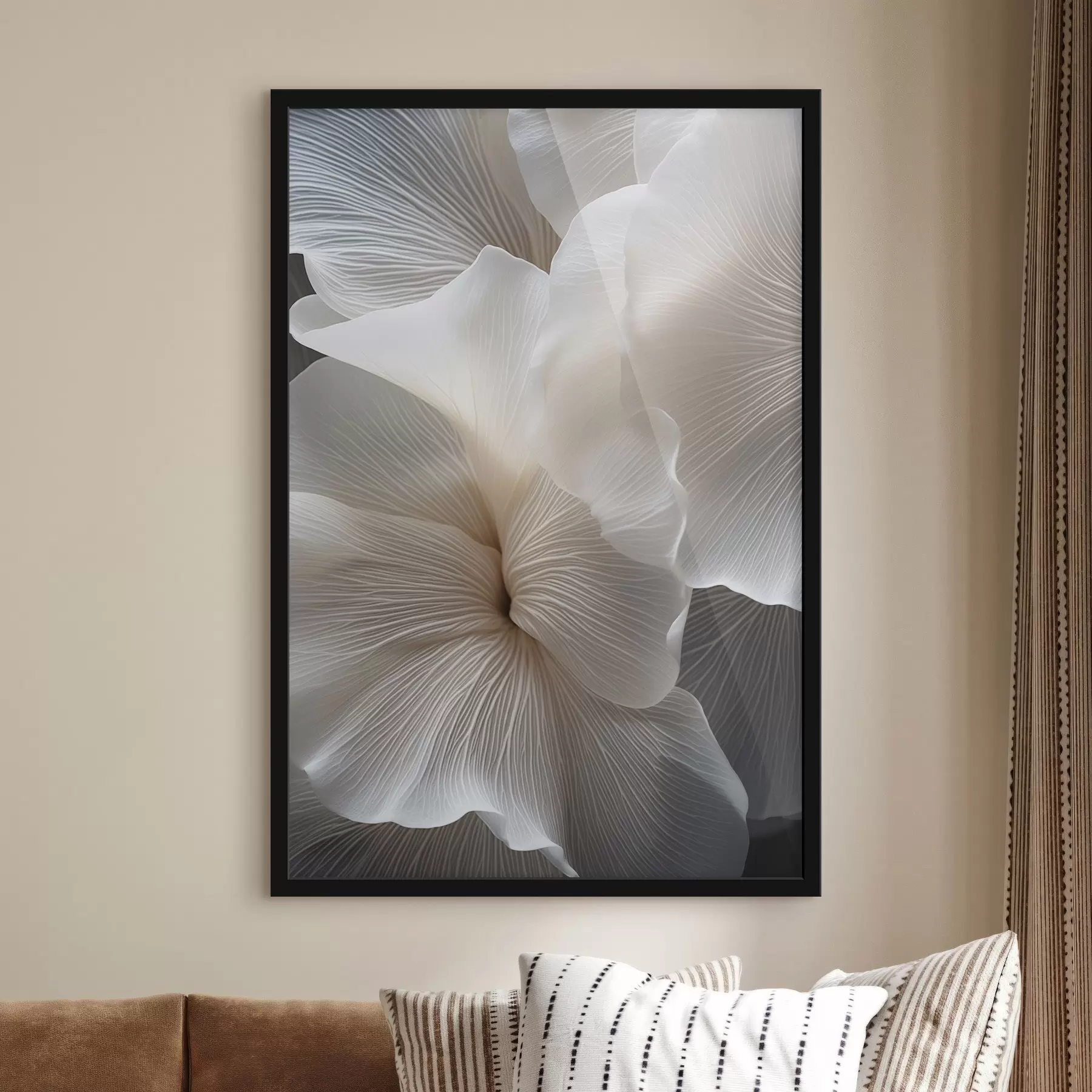 Fototapet Detailní záběr jemných abstraktních bílých okvětních lístků s komplikovanými liniemi a rozmazaným tmavým pozadím f47019