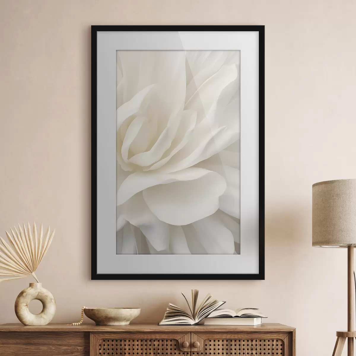 Poster Abstraktní bílá květina s jemnými, vrstvenými okvětními lístky, minimalistické umění f47024