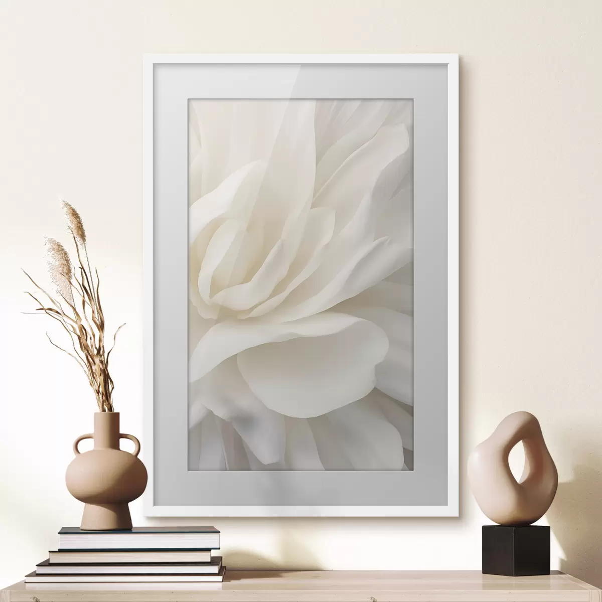 Poster Abstraktní bílá květina s jemnými, vrstvenými okvětními lístky, minimalistické umění f47024