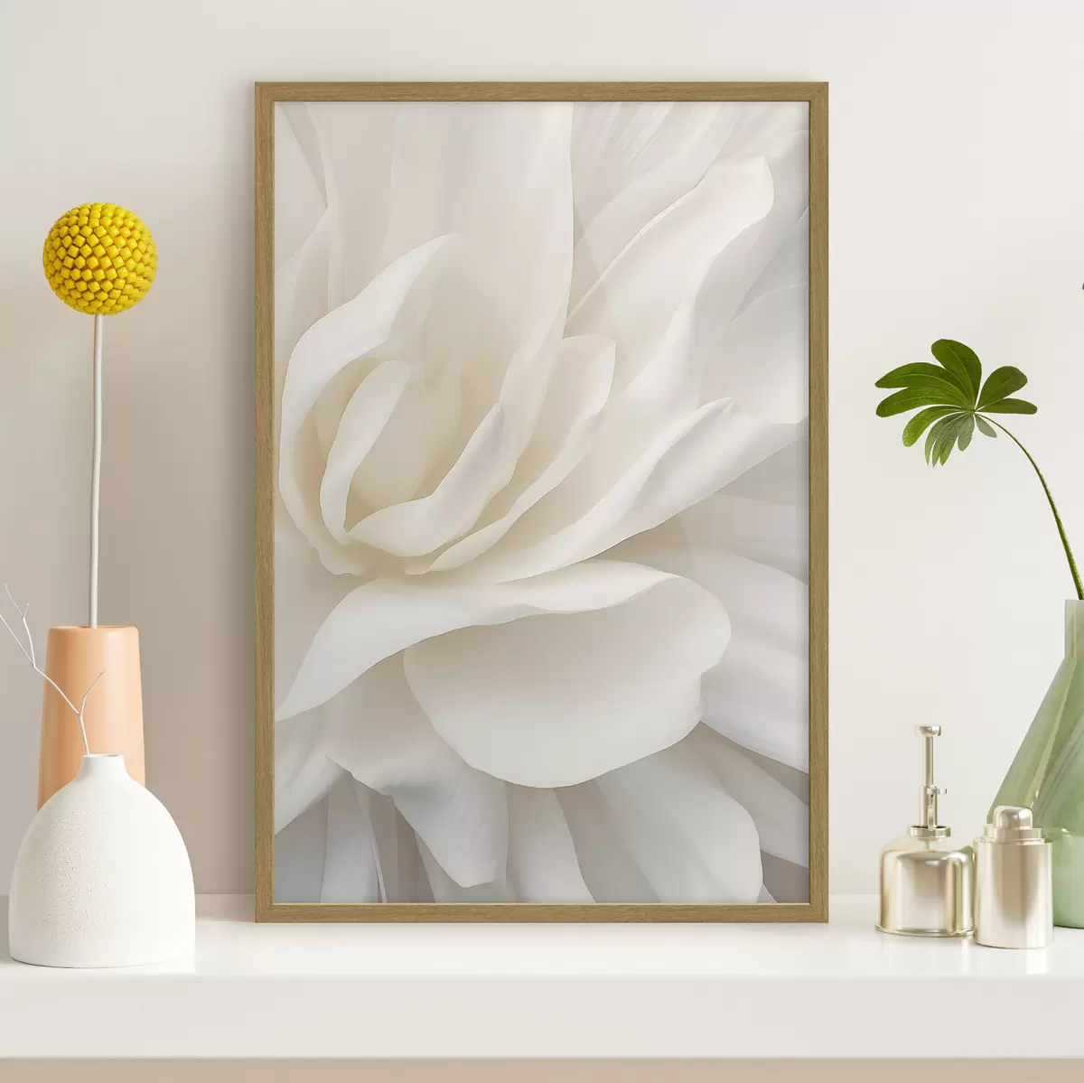 Poster Abstraktní bílá květina s jemnými, vrstvenými okvětními lístky, minimalistické umění f47024
