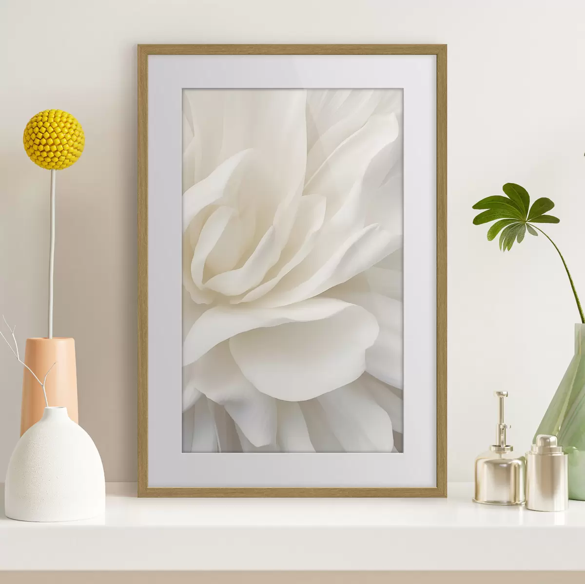 Poster Abstraktní bílá květina s jemnými, vrstvenými okvětními lístky, minimalistické umění f47024