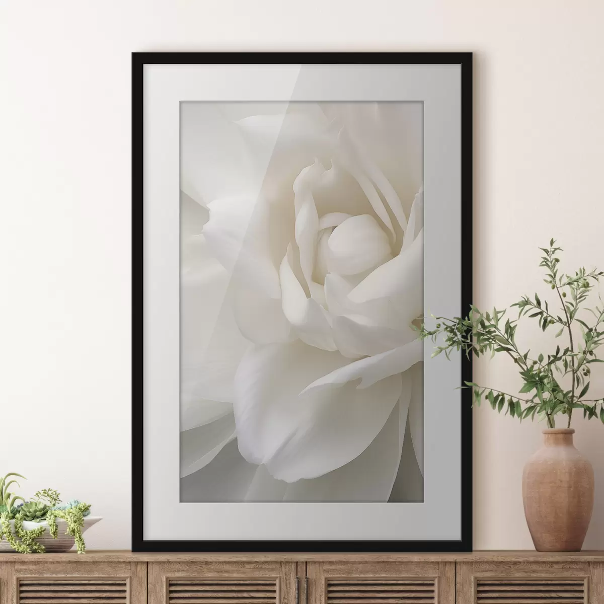 Poster Abstraktní bílá květina s jemnými, vrstvenými okvětními lístky, minimalistické umění f47025