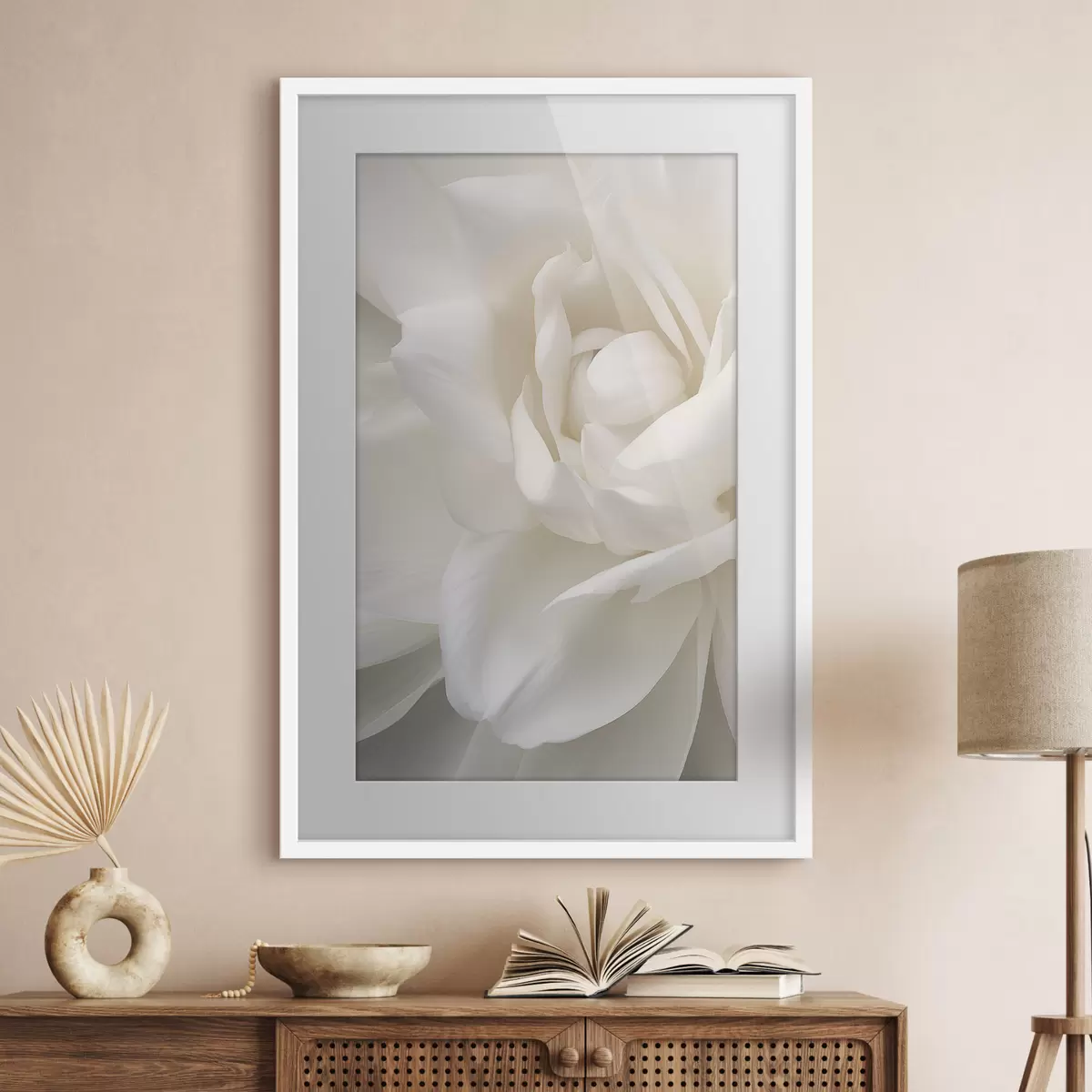 Poster Abstraktní bílá květina s jemnými, vrstvenými okvětními lístky, minimalistické umění f47025