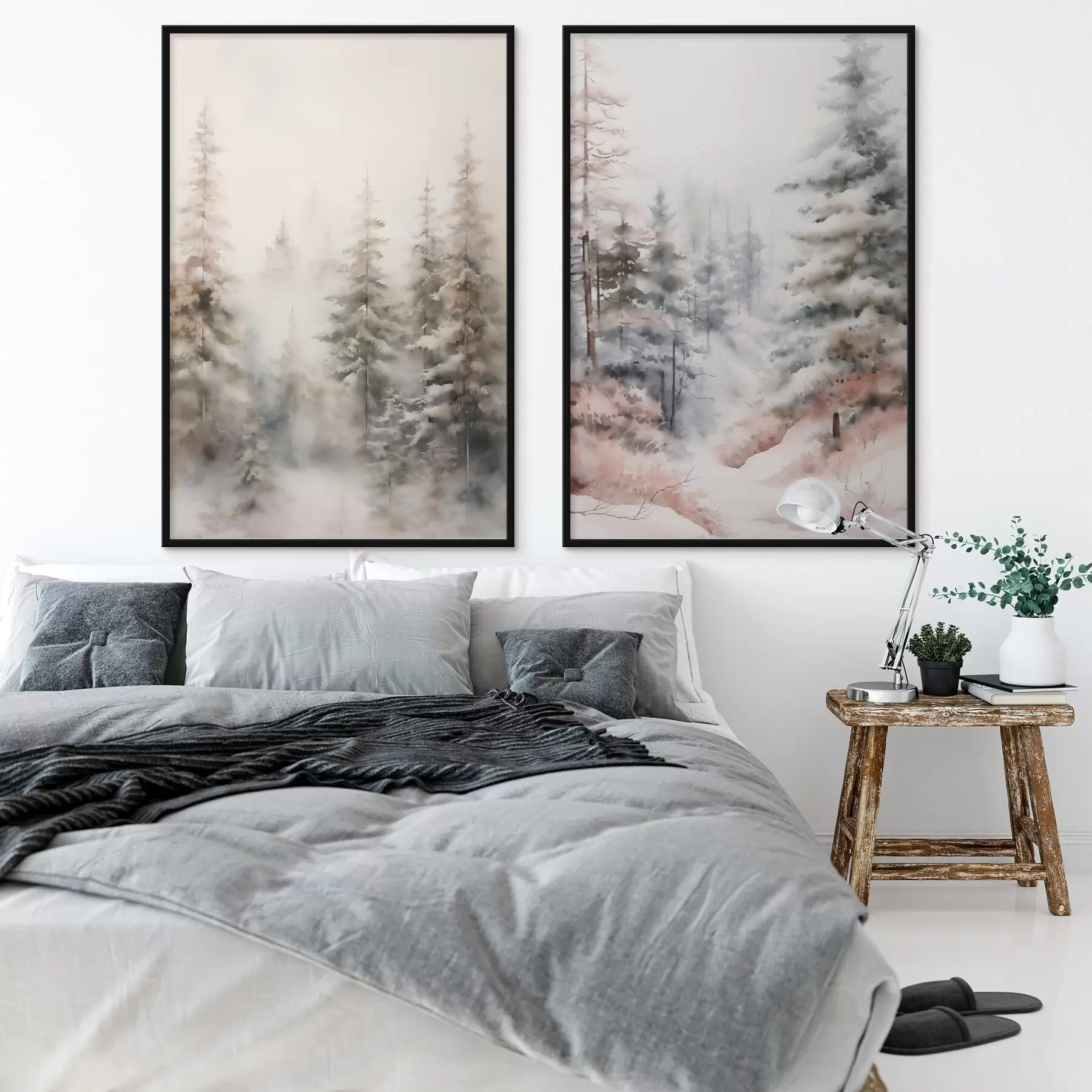 Fototapet Vysoké borovice pokryté sněhem, stojící v zamlženém lese, jemná, tlumená zimní scéna d01011