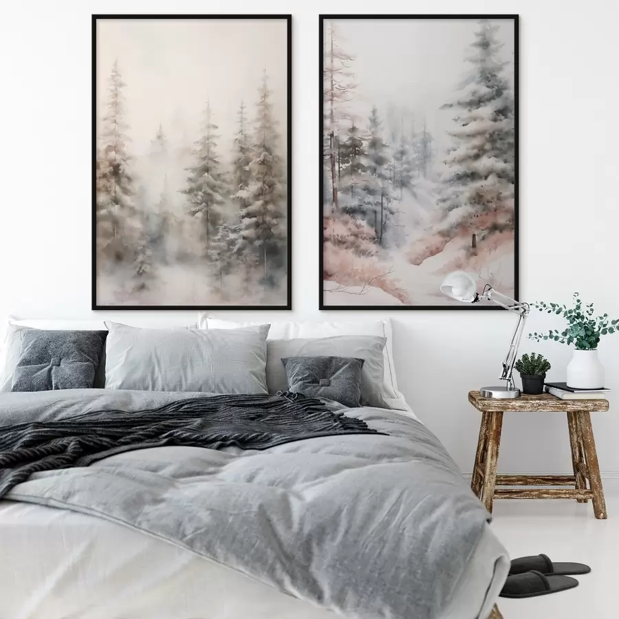 Fototapet Vysoké borovice pokryté sněhem, stojící v zamlženém lese, jemná, tlumená zimní scéna d01011