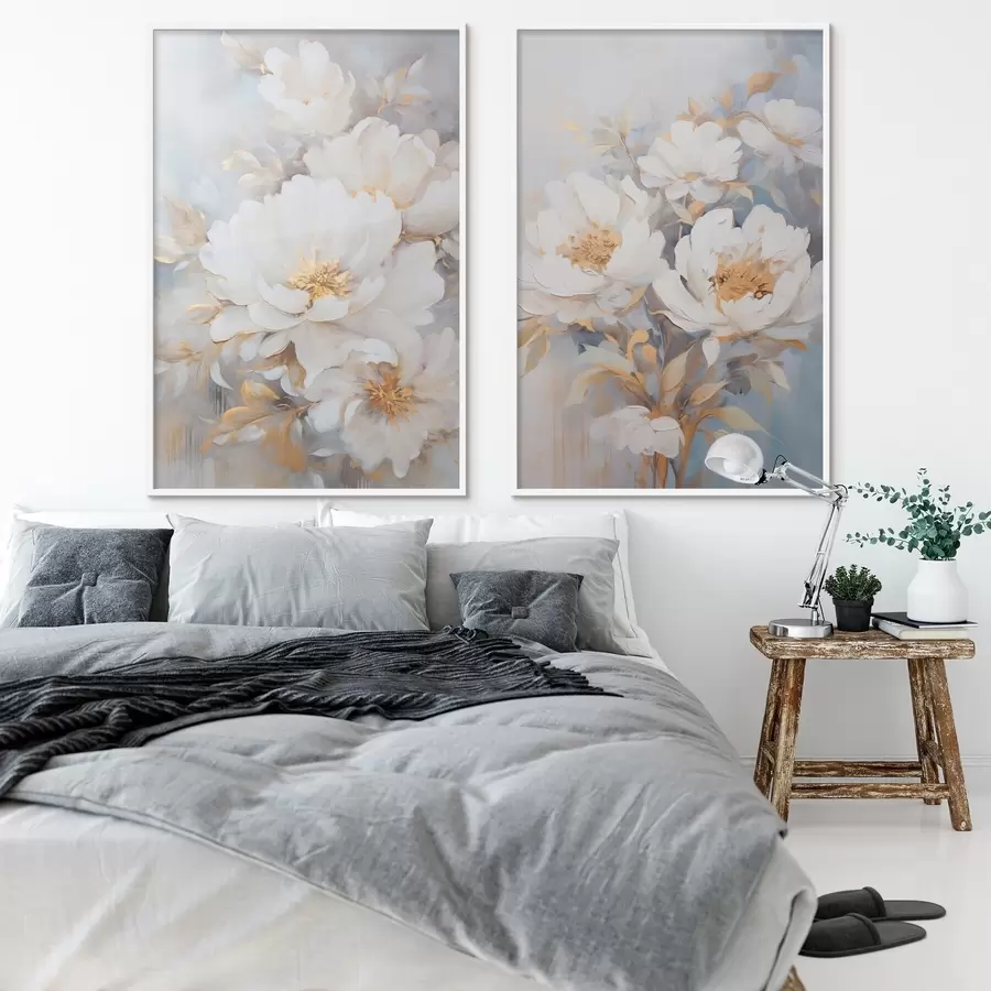 Fototapet Bílé pivoňky se žlutým středem a listy, jemné tahy štětcem, světle modré pozadí, květinová kompozice d00878