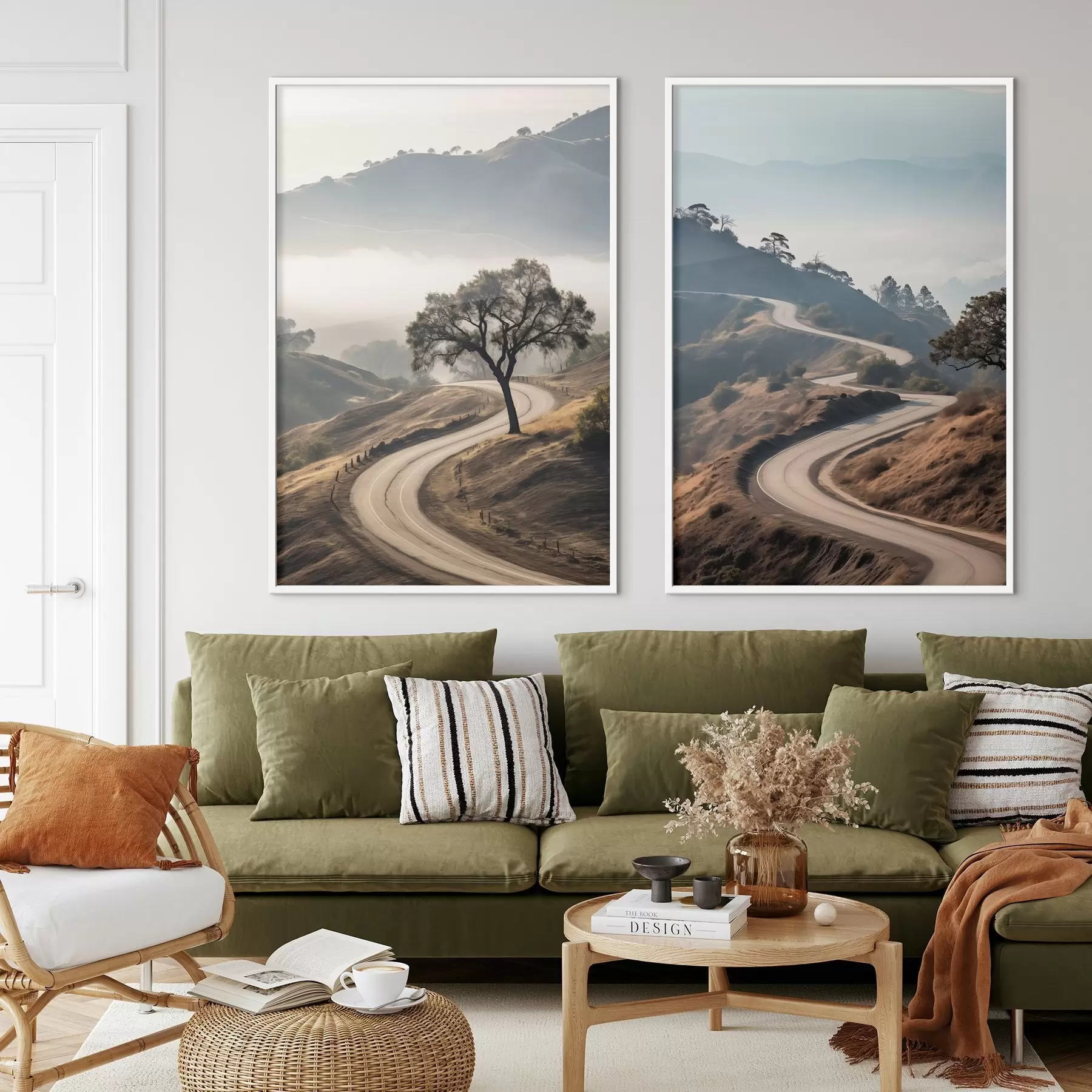 Fototapet Klikatá silnice vedoucí kopcovitou krajinou s suchou trávou pod jasnou oblohou a horami v dálce d00887