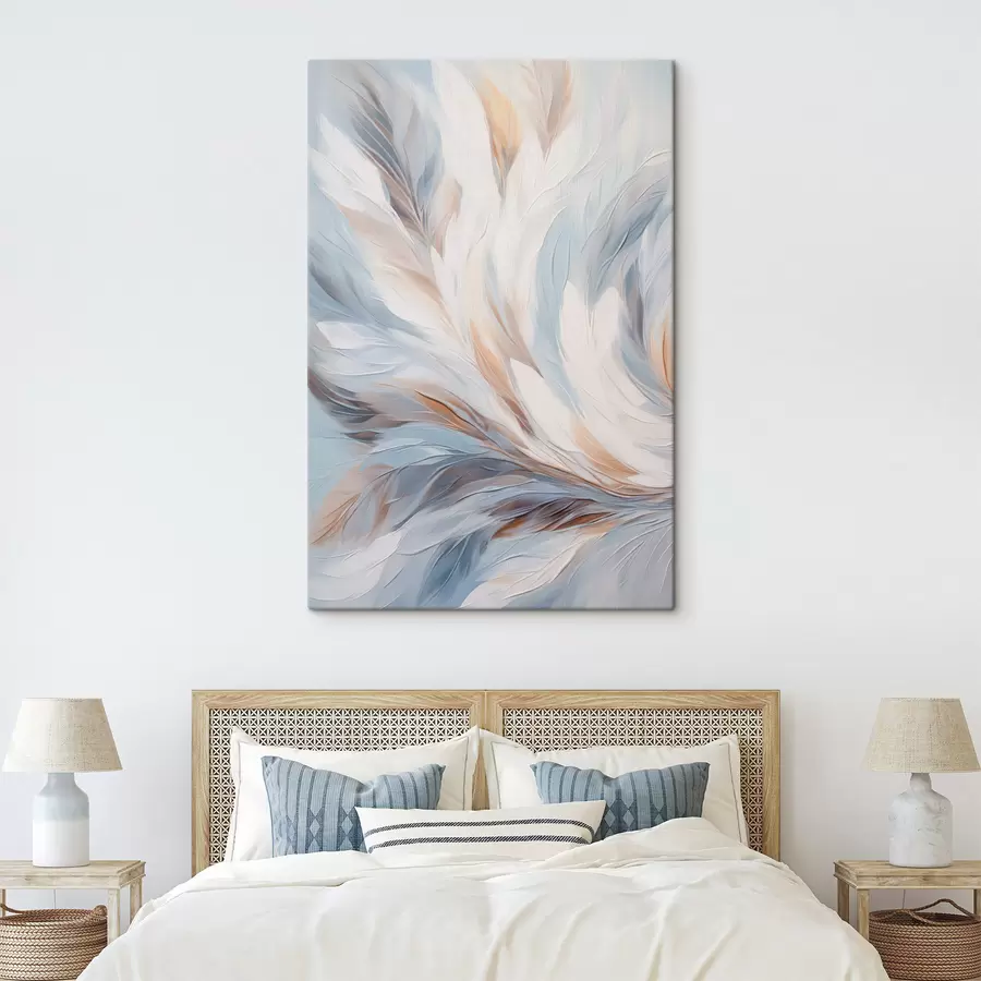 Obraz Abstraktní malba peří v odstínech bílé, modré a hnědé barvy, s jemnou, plynulou texturou a světlým pozadím. Č. s47417