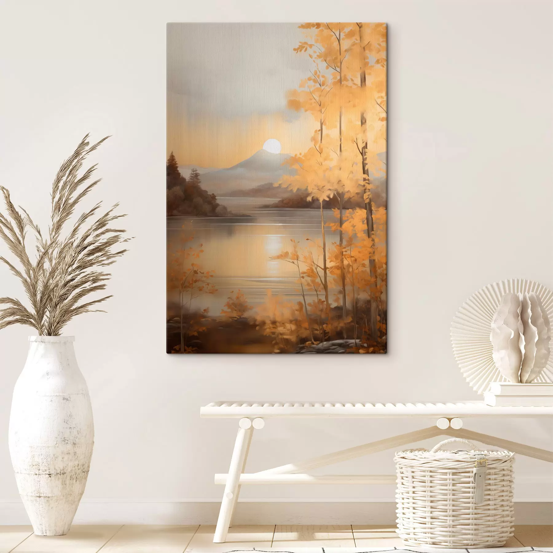 Obraz Podzimní stromy s oranžovými listy rámují klidné jezero s vzdálenými horami pod zamračenou oblohou. Č. s47440