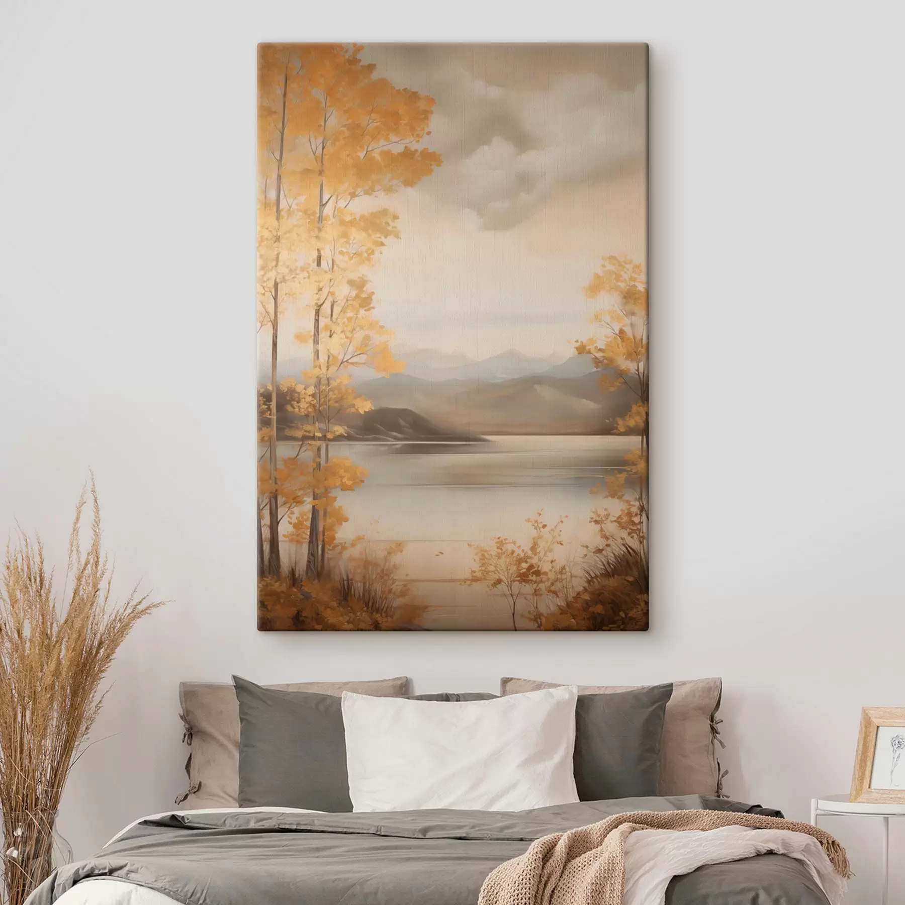 Obraz Podzimní stromy s oranžovými listy rámují klidné jezero s vzdálenými horami pod zamračenou oblohou. Č. s47441