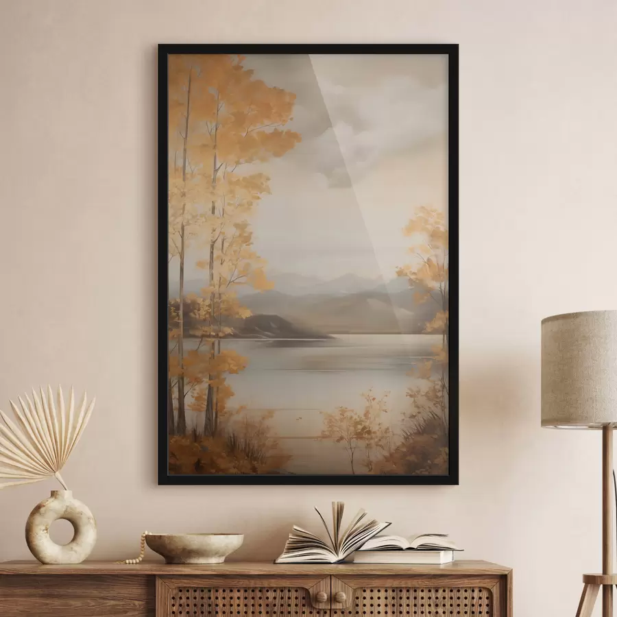 Fototapet Podzimní stromy s oranžovými listy rámují klidné jezero s vzdálenými horami pod zamračenou oblohou. f47441