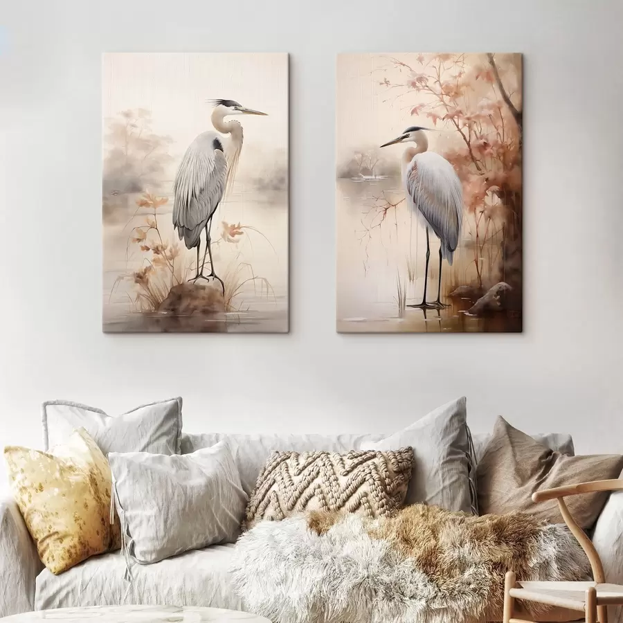 Obraz Volavka stojí na skále v jezeře s vysokými travami a stromy v pozadí. Č. m01239