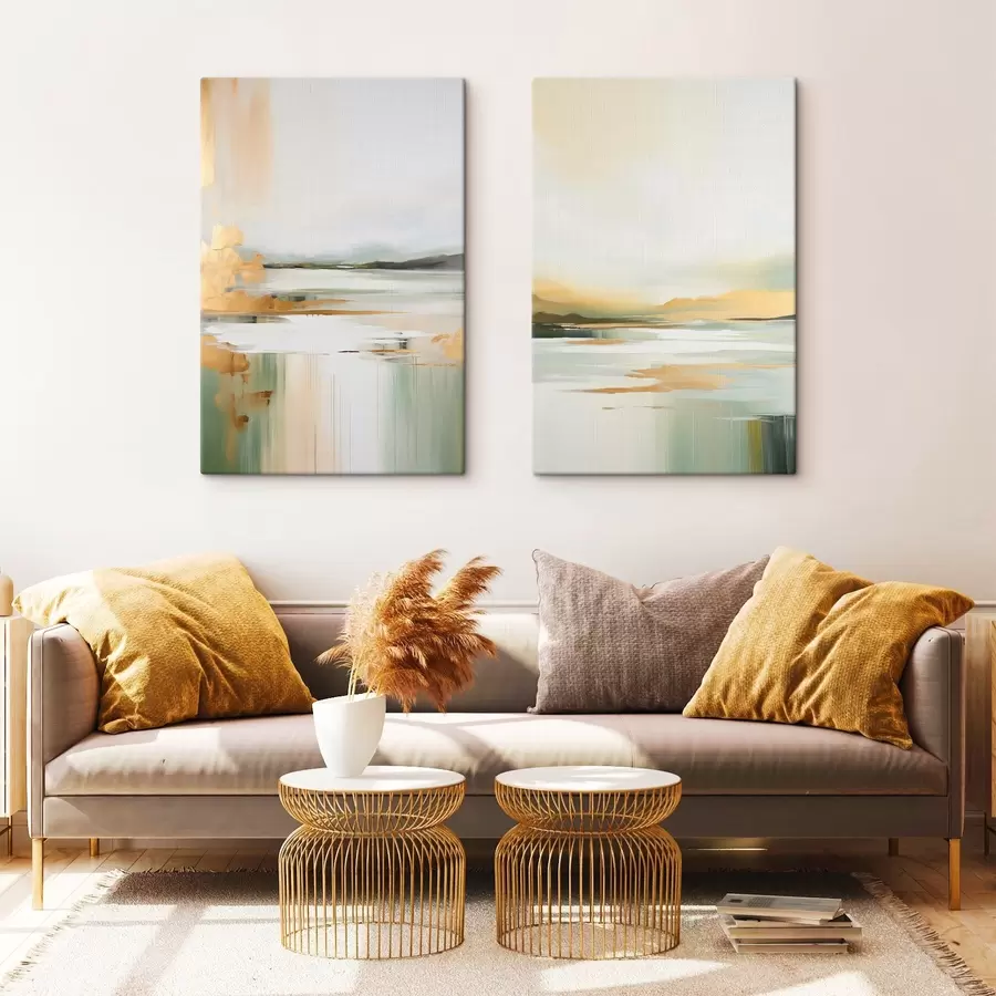 Obraz Abstraktní krajina se žlutými a zelenými tóny, voda odrážející oblohu a vzdálené hory, bledá, zamlžená obloha Č. m01245