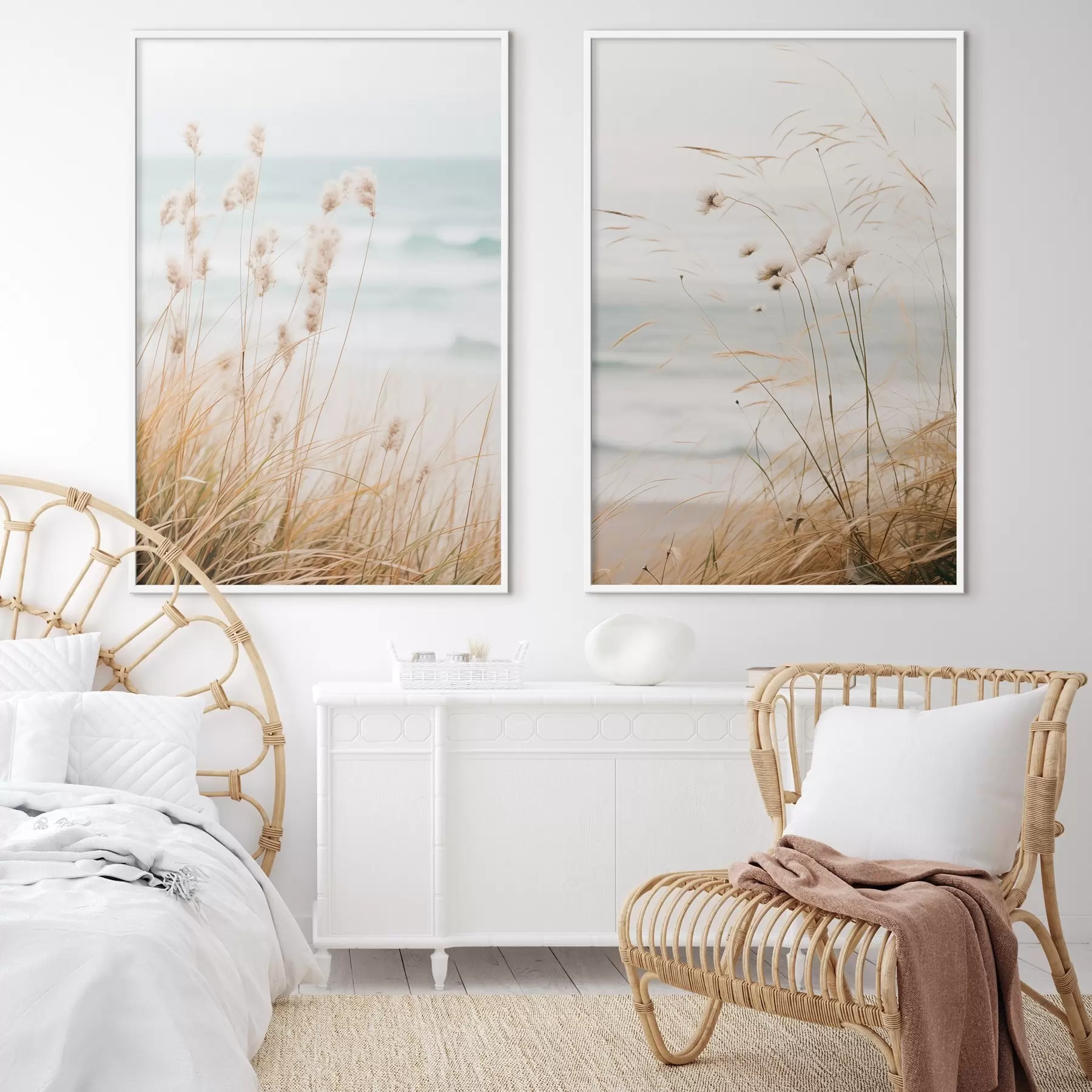 Fototapet Vysoká tráva s nadýchanými semínky, písečná pláž a vlny oceánu v pozadí, jemná a tlumená paleta barev d00650