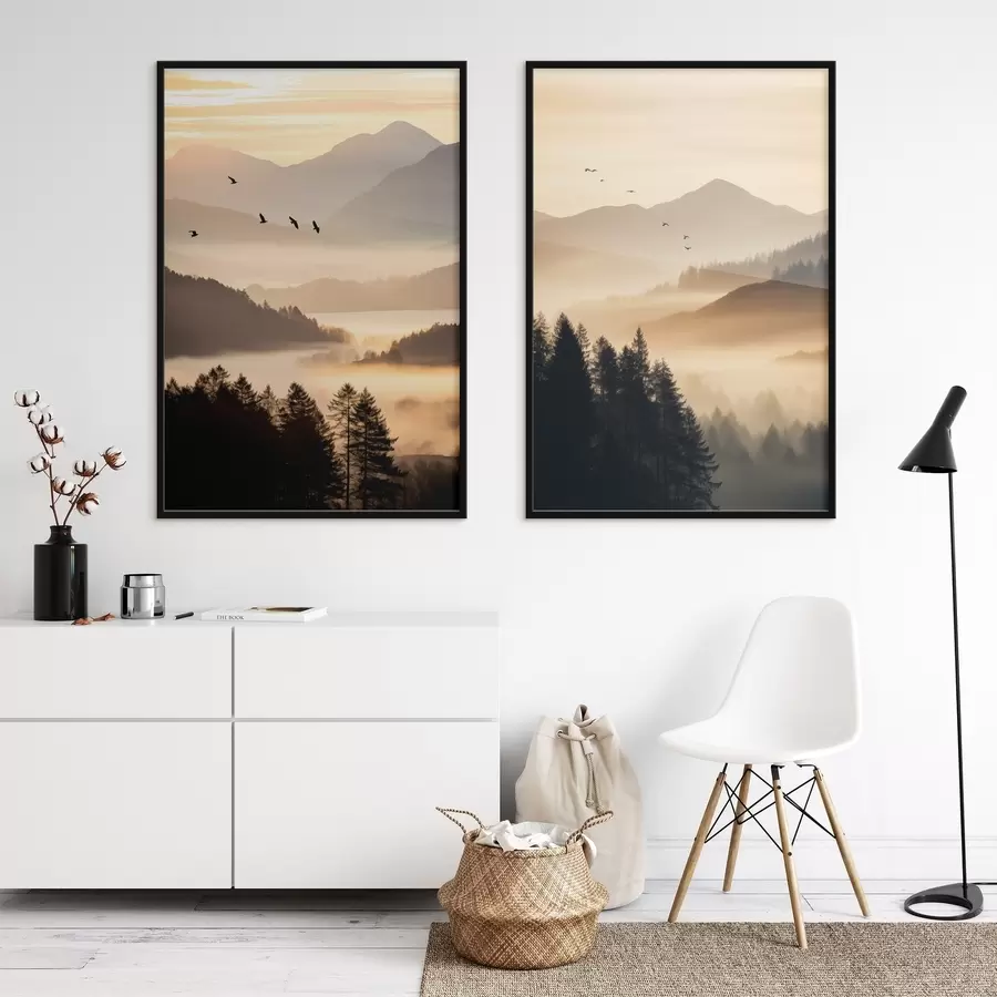 Fototapet Horská krajina s lesem a ptáky létajícími na obloze , vše zahalené hustou vrstvou mlhy při východu slunce d00651