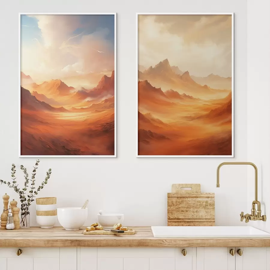 Fototapet Rozlehlá oranžová pouštní krajina s vysokými skalnatými horami pod zamlženou, sluncem zalitou oblohou s řídkými mraky. d01122