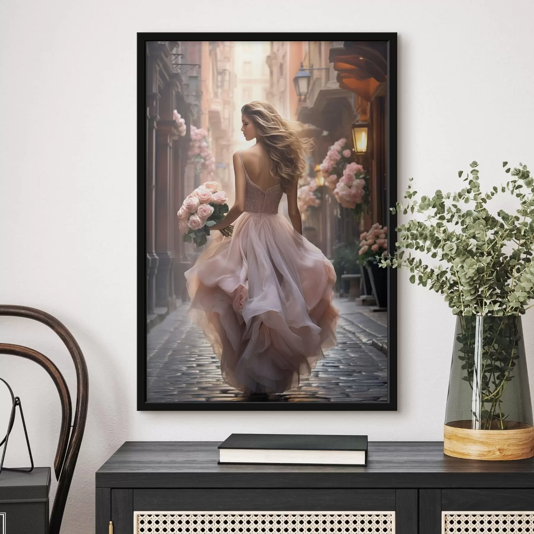 Fototapet Žena v růžových šatech kráčející po ulici f47316