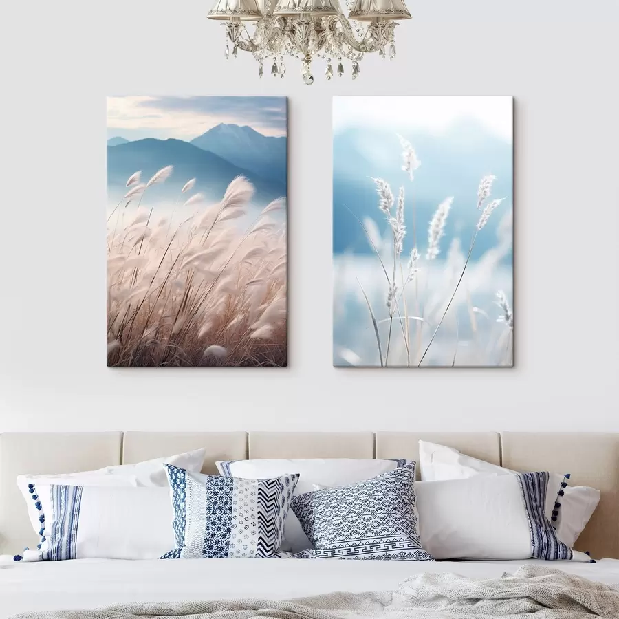 Obraz Vysoká bílá tráva pampasová vlající ve větru s jemně modrými horami v pozadí Č. m30060
