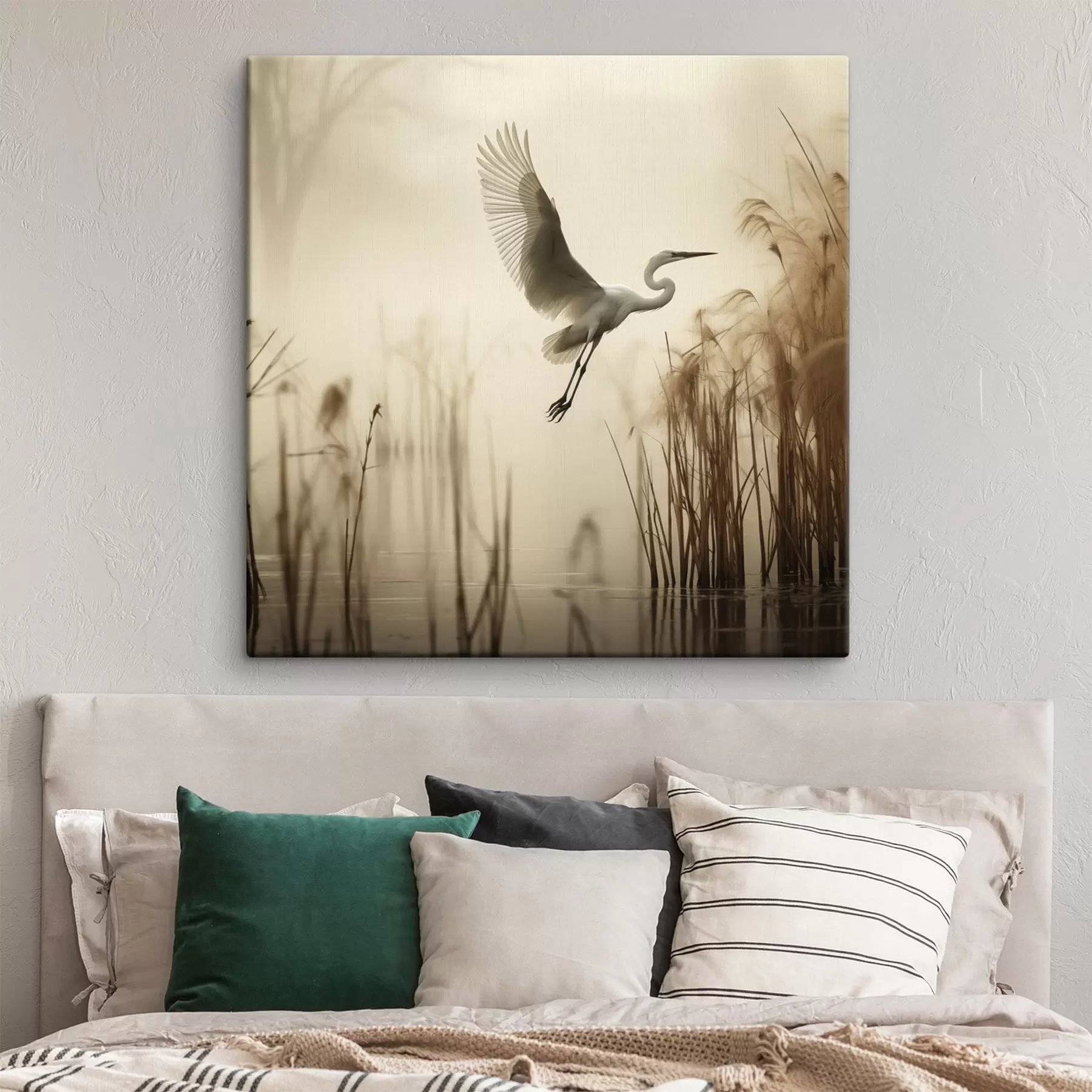 Obraz Nad jezerem, obklopeným vysokým rákosím a stromy v pozadí, letí bílá volavka Č. s48389