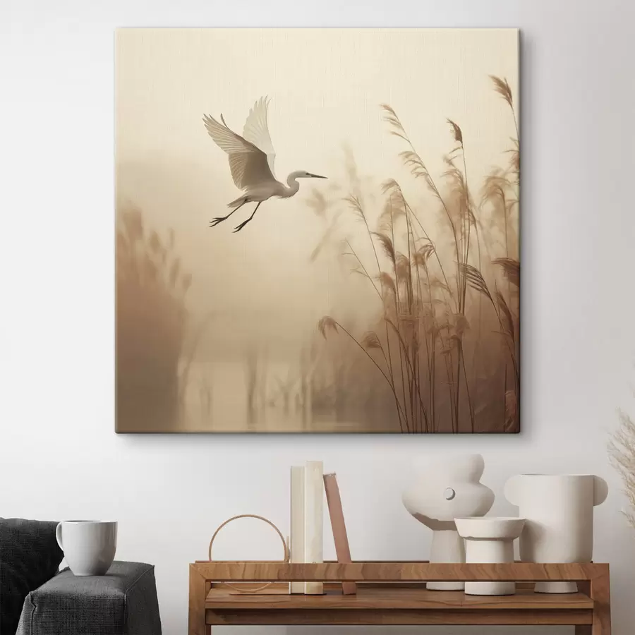 Obraz Nad jezerem, obklopeným vysokým rákosím a stromy v pozadí, letí bílá volavka Č. s48390
