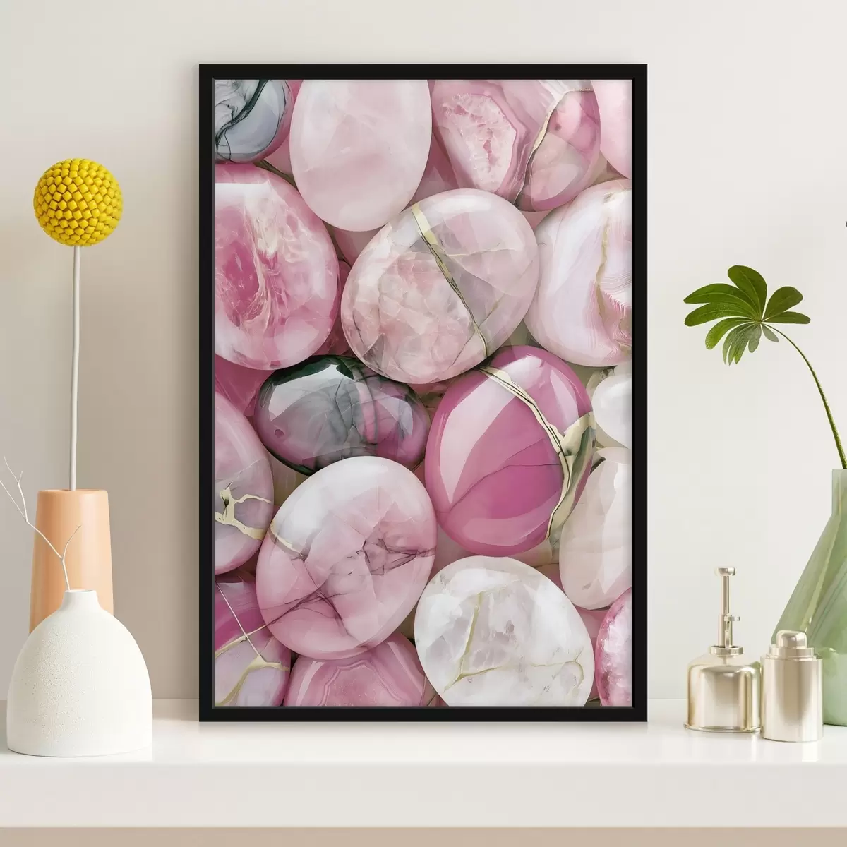 Poster Elegantní kompozice leštěných drahokamů v různých odstínech růžové, vyfocená technikou „flat lay“ f49872