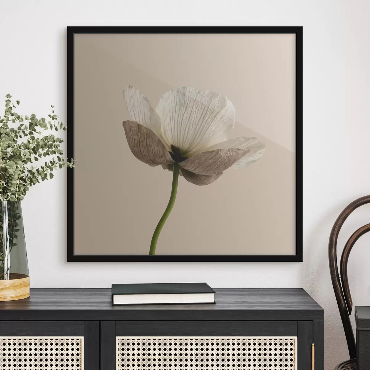 Poster Jemná květina s průsvitnými okvětními lístky na béžovém pozadí v minimalistickém stylu f49718
